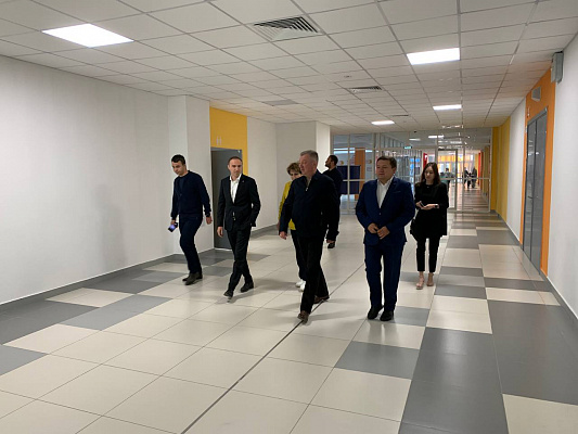 «Единая Россия» проинспектировала качество новой школы в Магаданской области